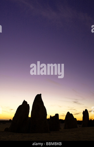 Pinnacles Desert au coucher du soleil. Le Parc National de Nambung, Australie occidentale Banque D'Images
