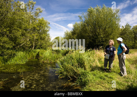 Balade dans les Cotswolds au bord d'une rivière, prairie Eastleach, Gloucestershire, Royaume-Uni Banque D'Images