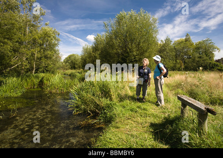 Balade dans les Cotswolds au bord d'une rivière, prairie Eastleach, Gloucestershire, Royaume-Uni Banque D'Images