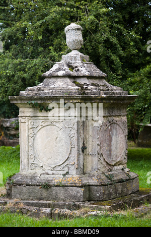 À pied, le long des tombes Shelleys Lechlade-on-Thames, Gloucestershire, Royaume-Uni Banque D'Images