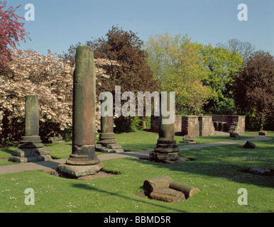 Colonnes en ruine avec vestiges d'hypocauste Romain, au-delà des jardins, Chester, Cheshire, Angleterre, Royaume-Uni. Banque D'Images
