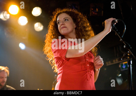 Musicien suisse Shirley Grimes en live pendant le projet de musique chanson Circus hébergé par le charbon et l'Orchestre à Schueuer concert ha Banque D'Images