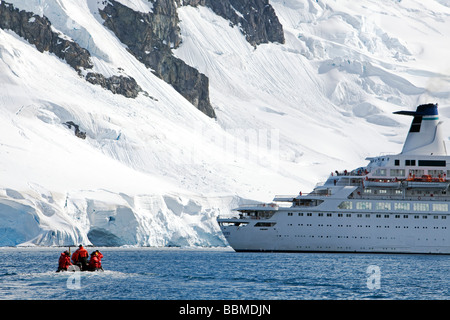 L'antarctique, péninsule antarctique. Un zodaic avec passagers retourne à une expedition cruise ship ancré dans Paradise Harbour. Banque D'Images