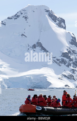 L'antarctique, péninsule antarctique. Un groupe de passagers habillés pour les opérations dans les eaux de l'Antarctique. Banque D'Images