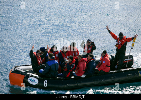 L'antarctique, péninsule antarctique. Un groupe enthousiaste de passagers habillés pour les opérations dans les eaux de l'Antarctique. Banque D'Images