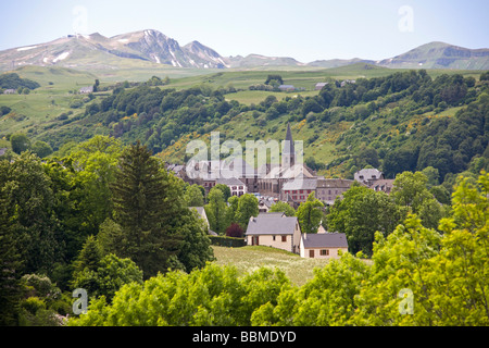 Au printemps, une vue sur le village de Besse (Auvergne - France). Au printemps, une vue du village de Besse (Puy-de-Dôme - France). Banque D'Images