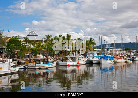 L'Australie, dans le Queensland. Une section du port à Port Douglas dans le Queensland du Nord. Banque D'Images