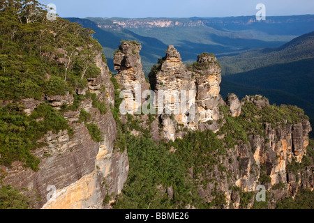 Australie Nouvelle Galles du Sud. Les célèbres Trois Soeurs rock formation dans les Blue Mountains près de Katoomba. Banque D'Images