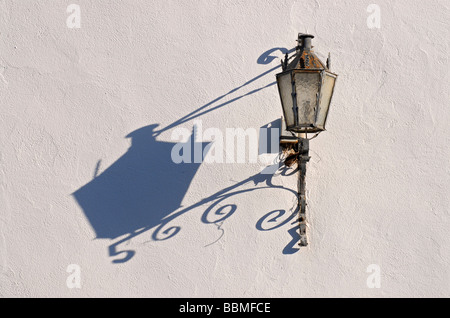 Une lanterne et son ombre douce dans la lumière du matin sur les murs autour de la Plaza de Toros, Ronda, Andalousie, Espagne, Europe Banque D'Images