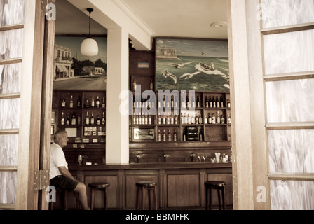 Cuba, La Havane. La Terraza de Cojimar, restaurant local rendu célèbre par son association avec Ernest Hemingway et sa vie Banque D'Images