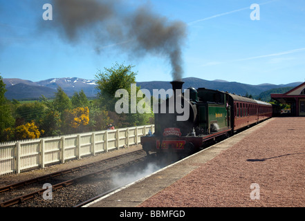 Loco vapeur '17 Braeriach"  Strathspey Steam Railway restaurés, Boat of Garten railway station vapeur de la plateforme de la gare d'Aviemore, Scotland, UK Banque D'Images