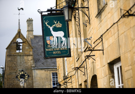 White Hart Royal Hotel et le couvre-feu Tower, Moreton-in-Marsh, Gloucestershire, Royaume-Uni Banque D'Images