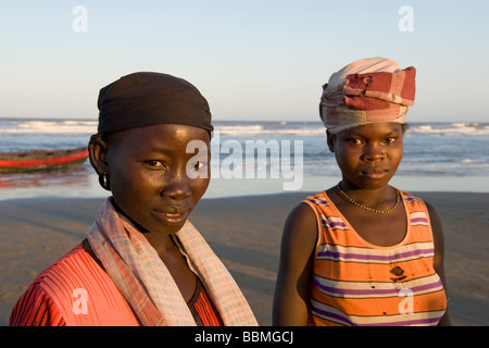 Portrait de deux femmes en attente d'acheter des poissons Quelimane Mozambique Banque D'Images