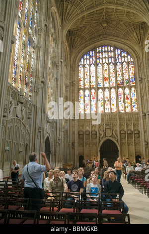 Visite guidée en cours, Kings College Chapel intérieur, Cambridge, Royaume-Uni Banque D'Images