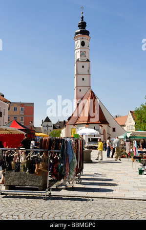 Marché en face de l'église marché Saint Vitus, Dorfen, Upper Bavaria, Germany, Europe Banque D'Images