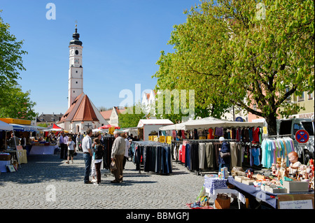 Marché en face de l'église marché Saint Vitus, Dorfen, Upper Bavaria, Germany, Europe Banque D'Images