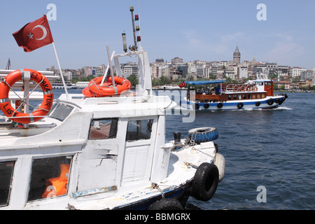 Istanbul Turquie Scène mouvementée le long de la Corne d'or avec des bateaux et ferry-boats sur le bord de l'eau Banque D'Images