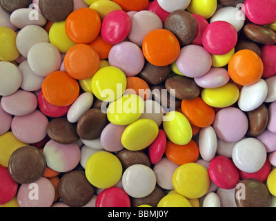 Bonbons de chocolat de Pâques traditionnel recouvert d'une coquille colorée Banque D'Images