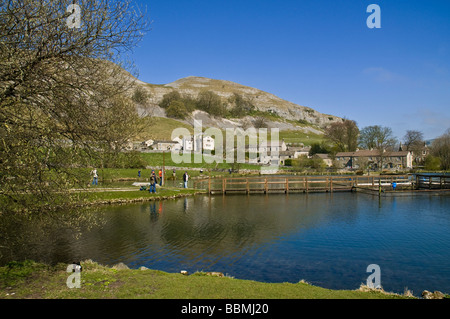 Dh Endangered Species KILNSEY Yorkshire du nord de la pêche dans le lac Trout pays sport fish farm Kilnsey village et Crag Banque D'Images