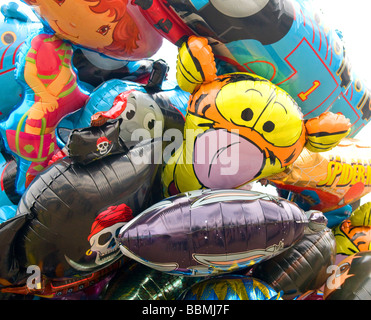 Ballons hélium personnage en vente à Cambridge Strawberry Fair. Banque D'Images