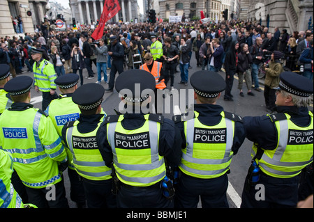 Les agents de police se sont alignés pour contrôler des manifestants dans la ville avant le sommet du G20 des dirigeants du monde, 1 avril 2009 Banque D'Images