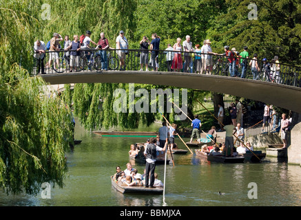 Promenades en barque sur la rivière Cam à Garret Hostel Lane Bridge à Cambridge, Royaume-Uni sous le soleil d'été Banque D'Images