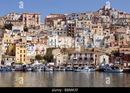 Bateaux de pêche au port de la ville en arrière-plan Sciacca Sicile Italie Europe Banque D'Images