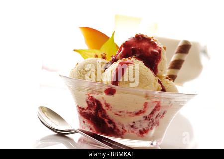 Glace vanille avec sauce, biscuit, les tranches de mangue, la carambole Banque D'Images