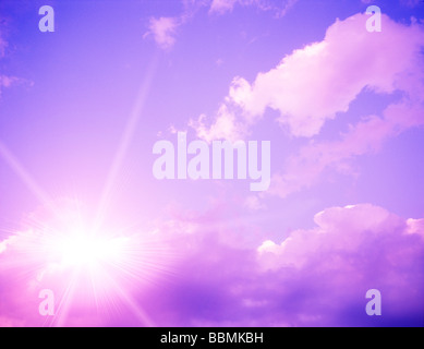 Le soleil qui rayonne à travers les nuages Banque D'Images