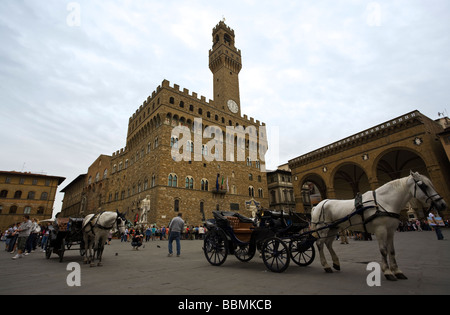 Florence, Palazzo Vechio à Piazza della Signoria avec chariots en premier plan Banque D'Images