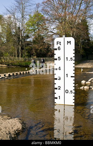 dh River porte ford Stepping Stone STANHOPE DURHAM Crossing Stones People dispositif de mesure de contrôle des crues gb mesureur d'eau UK enfants Banque D'Images