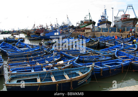 Les pêcheurs, sur le port, la fixation des filets. Des navires de pêche en mer dans le dock, le bleu de la mer reflétée dans la peinture. Banque D'Images