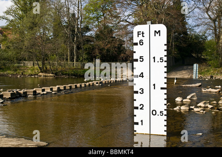 L'usure de la rivière DURHAM DH STANHOPE crossing river ford appareil de mesure de niveau d'eau stepping stones Banque D'Images