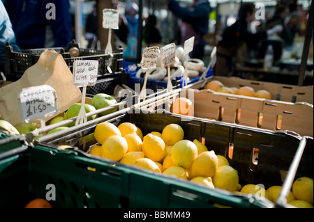 Broadway marché le samedi matin dans l'Est de Londres Banque D'Images