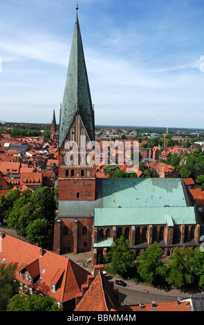 Vue depuis la tour de l'eau sur la vieille ville, église Saint Johannis dans l'avant, à l'arrière l'église Saint Nikolai, Lunebourg, faible Banque D'Images