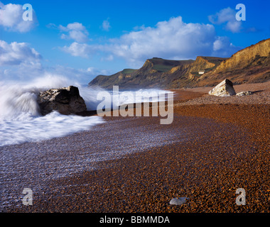 Vagues s'écrasant sur un rocher à l'embouchure d'Eype près de Bridport sur la côte jurassique de Dorset, en Angleterre Banque D'Images