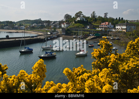 dh Harbour Yacht bateaux ABERDOUR VILLAGE FIFE ECOSSE en yachting point d'ancrage printanier vue yachts à l'ancre Banque D'Images