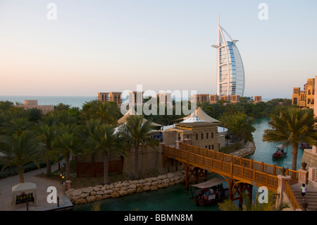 Medinat Jumeirah resort et Burj Al Arab Hotel Dubai Banque D'Images