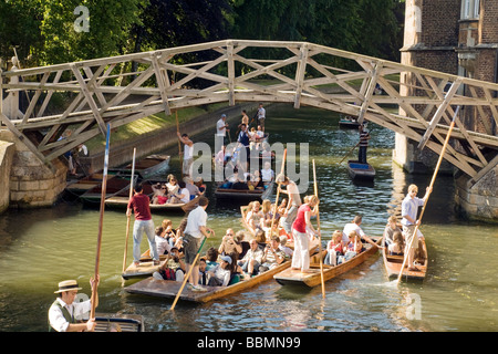 Été à Cambridge ; en train de faire un tour sur la River Cam au Newtons Mathematical Bridge, Queens College, Cambridge, Royaume-Uni, le temps d'un été ensoleillé Banque D'Images