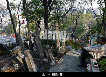 L'homme en faisant une pause sur un ancien cimetière musulman dans Eyuep, corne d'or, Istanbul, Turquie Banque D'Images