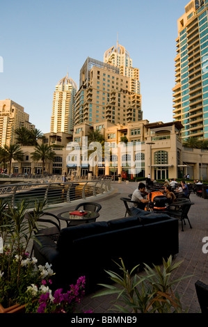 Café à la mode dans la nouvelle zone de la Marina de Dubai à Dubaï Banque D'Images