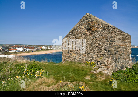 Dh Chapelle Ness EARLSFERRY FIFE Ancienne chapelle au-dessus du sable de plage et Earlsferrys ville patrimoine historique Elie Banque D'Images