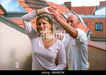 Classe de danse privée sur le balcon, Berlin, Allemagne Banque D'Images