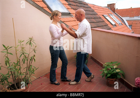 Classe de danse privée sur le balcon, Berlin, Allemagne Banque D'Images