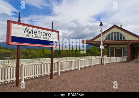 dh Aviemores gare AVIEMORE INVERNESSSHIRE panneau de plate-forme bilingue signe les langues gaéliques du royaume-uni Banque D'Images