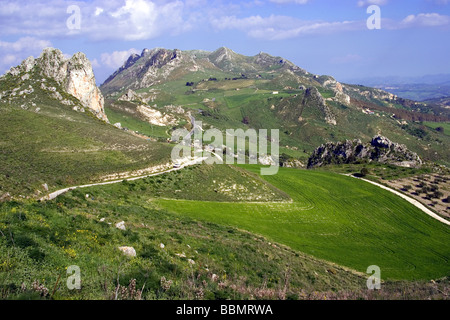 Paysage de montagne fleurs jaune vert champs de fermes agriculture Agrigento Province Sicile Italie Banque D'Images