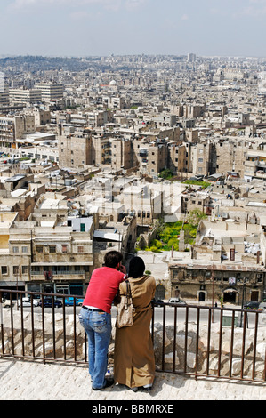 Couple sur la colline de la citadelle, d'Alep, en Syrie, au Moyen-Orient, en Asie Banque D'Images