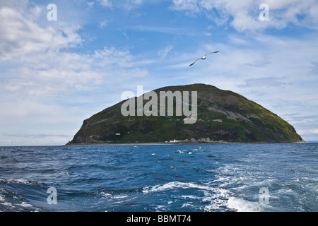 Ailsa Craig vu de l'approche d'un bateau sur la mer d'Irlande. Banque D'Images