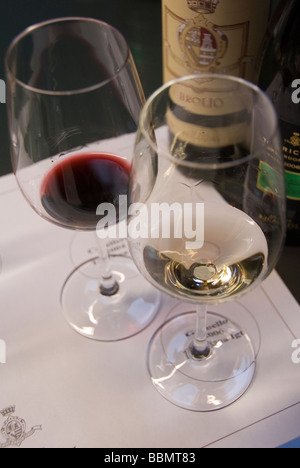 Bouteilles et verres prennent leur place sur un lieu spécialement marqués au tapis une dégustation de vins au Château de Brolio Chianti Banque D'Images