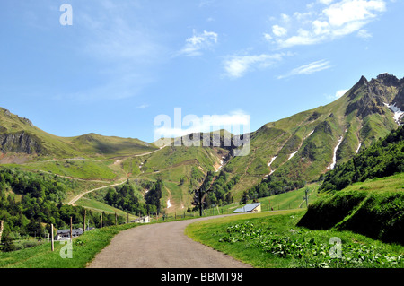 Route de montagne et plage de Sancy, Auvergne, France Banque D'Images